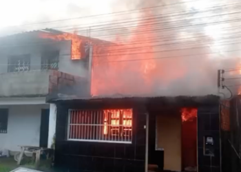 Incêndio de grandes proporções destrói casas