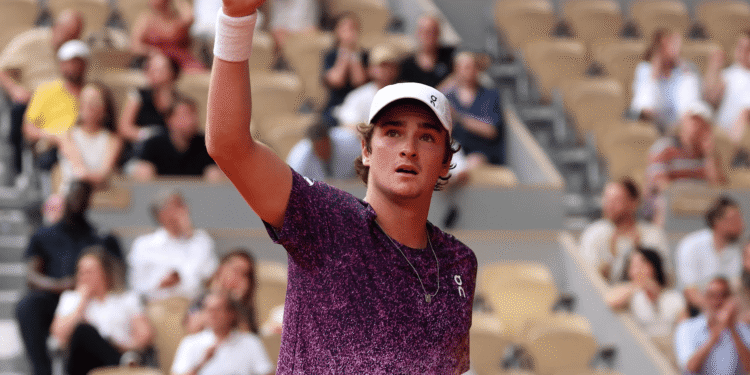 Histórico: João Fonseca ganha de virada contra Novak Djokovic e vai às oitavas de final em Roland Garros