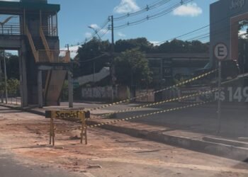 Nova cratera na Constantino Nery vira alvo de denúncia: 'está desabando mais uma vez'