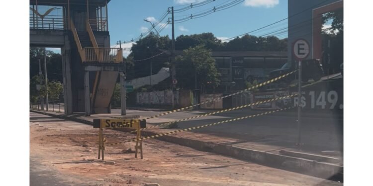 Nova cratera na Constantino Nery vira alvo de denúncia: 'está desabando mais uma vez'