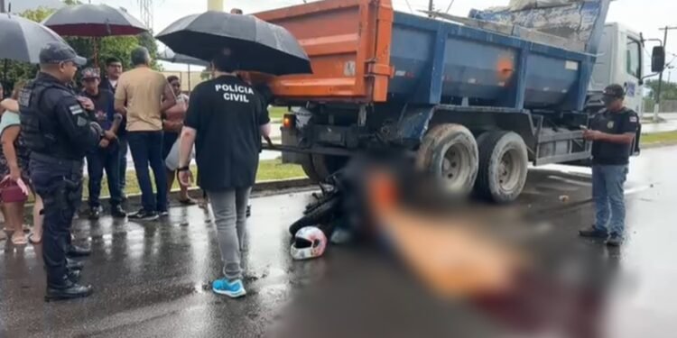 Motociclista morre após colidir na traseira de caminhão no Distrito Industrial