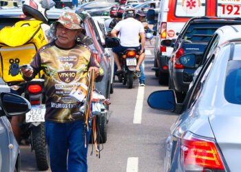 Trabalhadores ambulantes nas ruas de Manaus buscam sustento