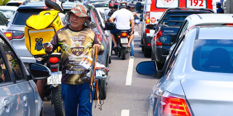Trabalhadores ambulantes nas ruas de Manaus buscam sustento