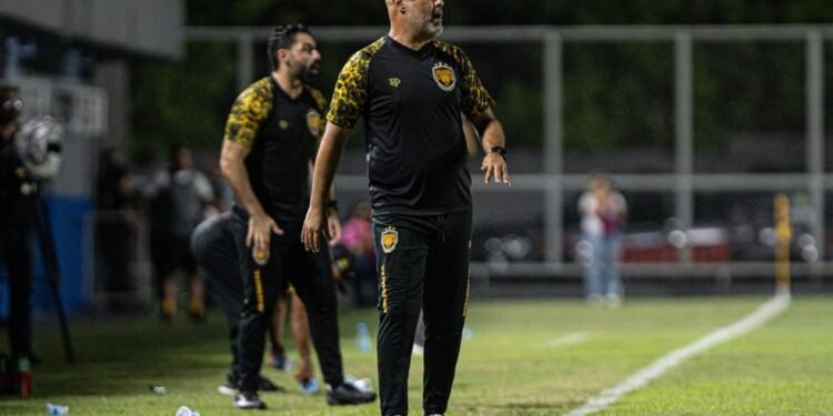 Amazonas FC confirma saída do técnico Cristian de Souza