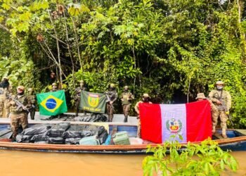 Forças Armadas brasileiras e peruanas apreendem cerca de uma tonelada de maconha em operação na fronteira