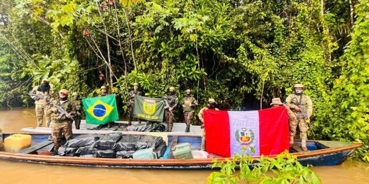 Forças Armadas brasileiras e peruanas apreendem cerca de uma tonelada de maconha em operação na fronteira