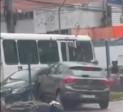Suspeito de roubo é preso após perseguição, colisão e tentativa de linchamento na Djalma Batista