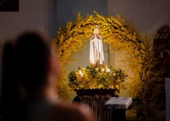 Fé e devoção marcam a Festa de Nossa Senhora de Fátima com procissão luminosa e consagração de fiéis em Manaus