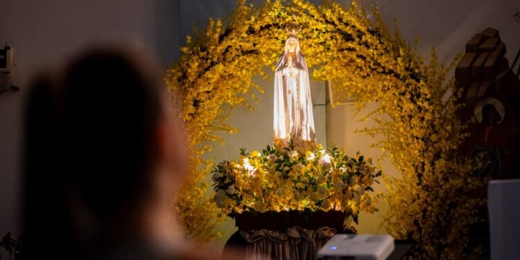 Fé e devoção marcam a Festa de Nossa Senhora de Fátima com procissão luminosa e consagração de fiéis em Manaus
