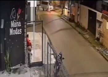 Câmeras registram momento em que motociclista morre após colisão com micro-ônibus em Manaus
