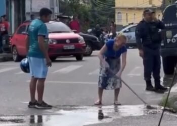 Mãe limpa sangue do filho morto em acidente e cena comove moradores em Manaus