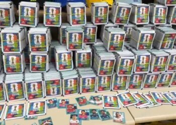 Mais de 200 mil figurinhas falsas de álbum da Copa são apreendidas