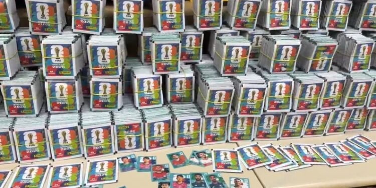 Mais de 200 mil figurinhas falsas de álbum da Copa são apreendidas