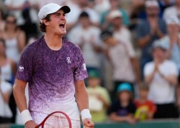 João Fonseca avança em Roland Garros e terá duelo contra Novak Djokovic