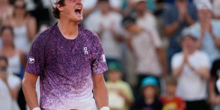 João Fonseca avança em Roland Garros e terá duelo contra Novak Djokovic
