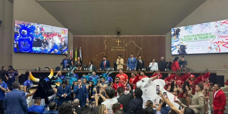 Aleam homenageia Festival Folclórico de Parintins em sessão especial com presença de Caprichoso e Garantido