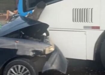 Motorista perde controle, invade pista contrária e bate de frente com ônibus em Manaus