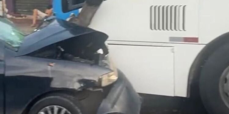 Motorista perde controle, invade pista contrária e bate de frente com ônibus em Manaus