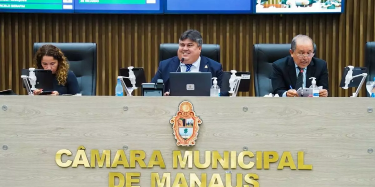 Vereadores de Manaus articulam manobra para garantir R$ 35 milhões a mais em emendas parlamentares