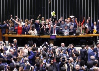 Saiba como votaram os deputados na PEC que acaba com a escala 6×1