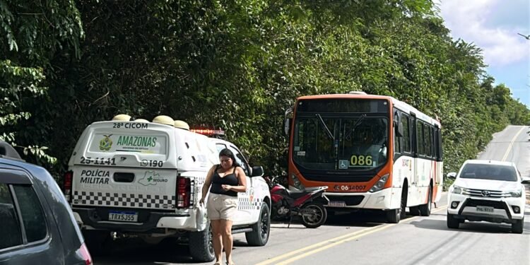 Homem é morto com tiro na cabeça dentro de ônibus na zona Leste de Manaus