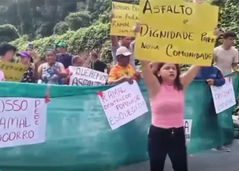 Moradores bloqueiam AM-010 em manifestação após ônibus escolar tombar em ramal tomado pela lama