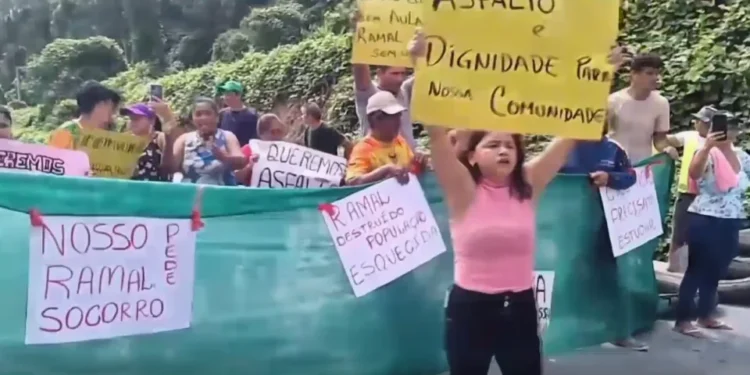 Moradores bloqueiam AM-010 em manifestação após ônibus escolar tombar em ramal tomado pela lama