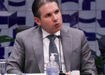 Motta convoca reunião de líderes para votar PL do fim da escala 6×1