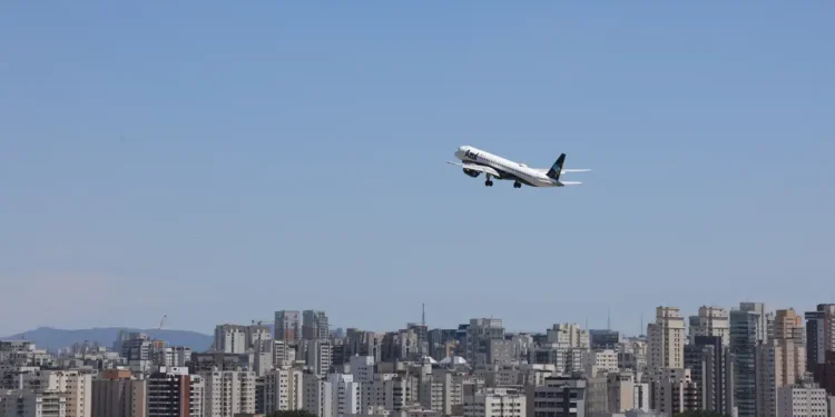 Brasil bate recorde de passageiros em voos domésticos em 2026