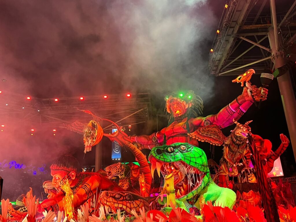 Garantido encerra a noite de apresentações desta sexta-feira com entrada triunfal - (Foto: Tunico Santos - Rios de Notícias)
