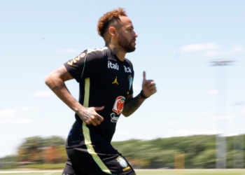 Neymar vai a campo pela primeira vez em treino da seleção brasileira