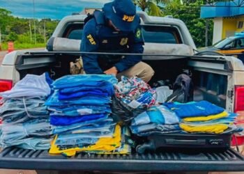 Carga com camisas da Seleção e perfumes sem nota fiscal é apreendida na BR-174
