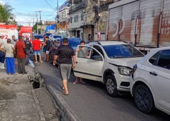 Engavetamento e moto presa sob carro chamam atenção em diferentes zonas de Manaus