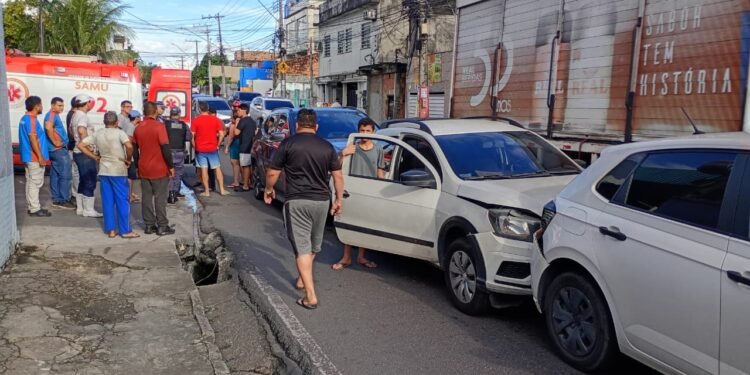 Engavetamento e moto presa sob carro chamam atenção em diferentes zonas de Manaus