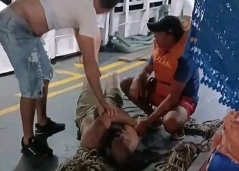 Homem é socorrido após se jogar no rio durante surto em embarcação no AM