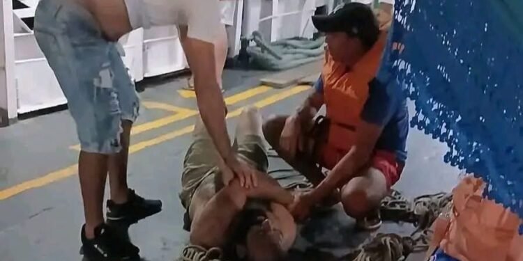 Homem é socorrido após se jogar no rio durante surto em embarcação no AM