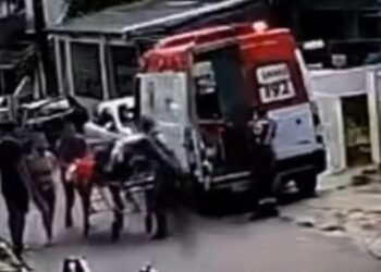 Idoso cai de maca ao ser levado para ambulância do Samu na zona Oeste de Manaus
