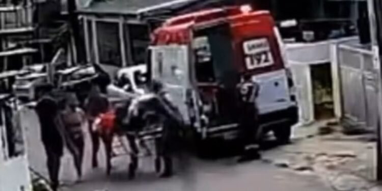 Idoso cai de maca ao ser levado para ambulância do Samu na zona Oeste de Manaus