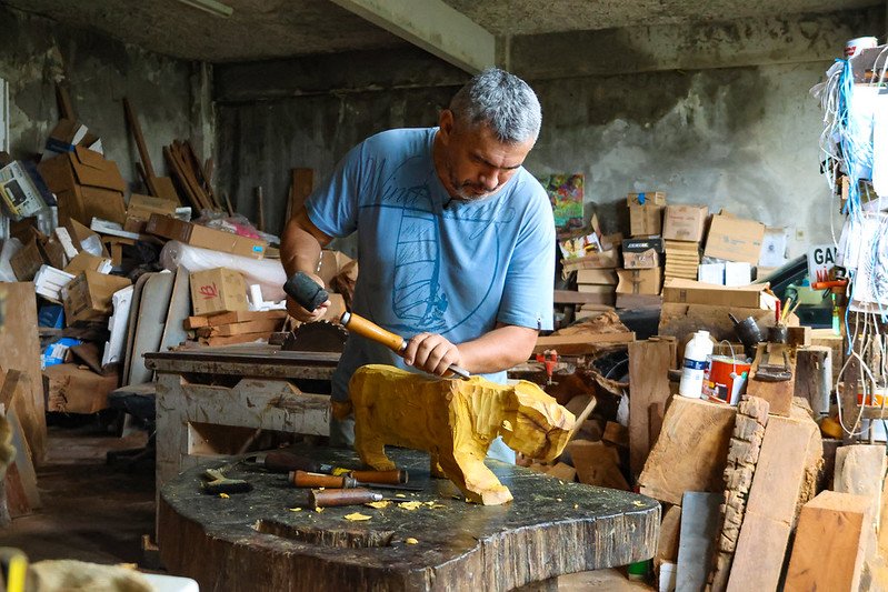 Joe Alcantará - Escultor Amazonense (Foto: Tunico Santos - Rios de Notícias)
