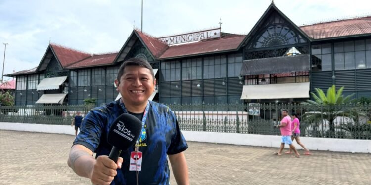 Keynes Breves vai ao Mercado Municipal acompanhar as preparações da Copa - (Foto: Tunico Santos - Rios de Notícias)