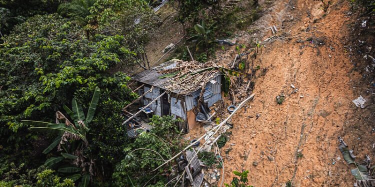 Manaus entra em alerta severo para risco de deslizamentos após fortes chuvas