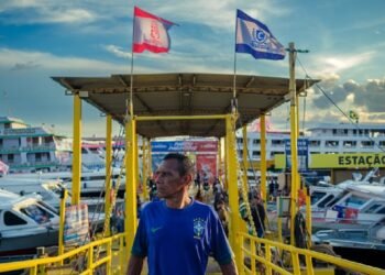 No embalo dos bois, passageiros transformam viagem a Parintins em festa