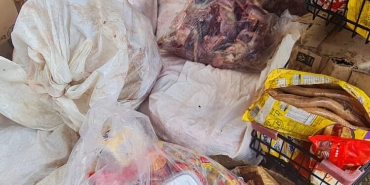 Supermercado é interditado por alimentos descongelados e infestação de insetos na zona Leste de Manaus