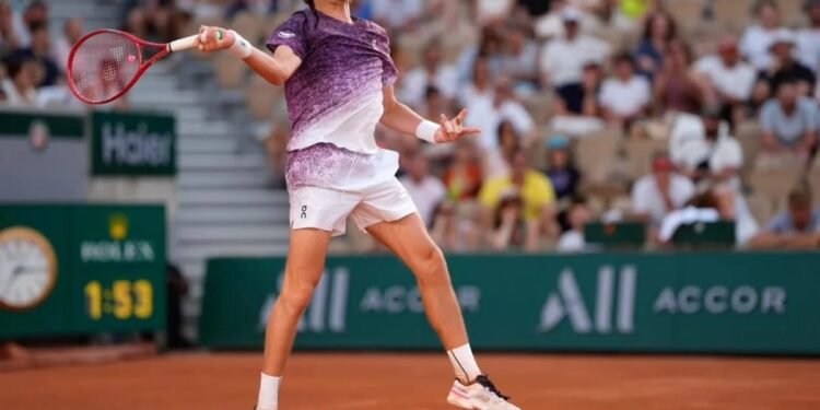 João Fonseca é derrotado por Mensik e se despede de Roland Garros