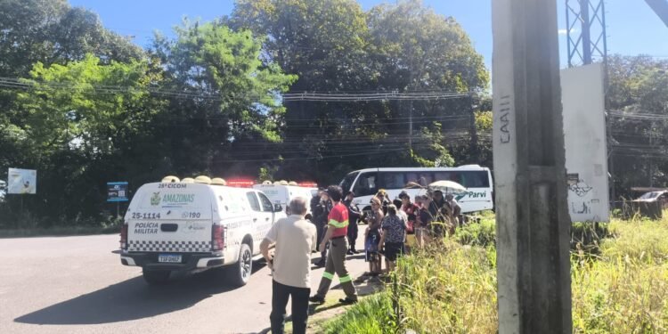 Moradores protestam contra falta de água no Conjunto Cidadão 9, na zona Leste de Manaus