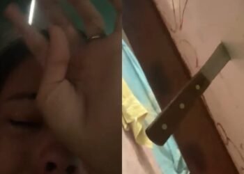 Jovem registra faca cravada em porta após agressão do ex em Presidente Figueiredo