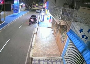 Câmera registra colisão de motociclista contra carro estacionado em Parintins