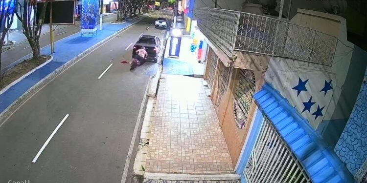 Câmera registra colisão de motociclista contra carro estacionado em Parintins