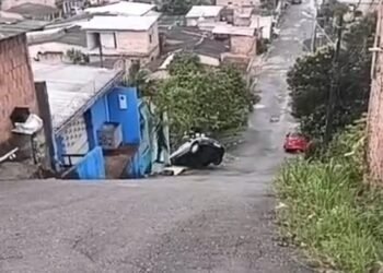 Carro perde controle em ladeira e invade área de residência na zona norte de Manaus