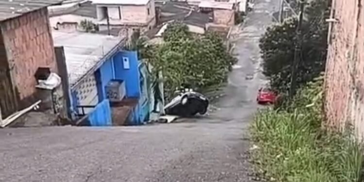 Carro perde controle em ladeira e invade área de residência na zona norte de Manaus